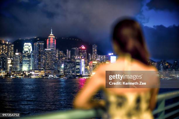 a view of hong kong island from kowloon side - zee - fotografias e filmes do acervo