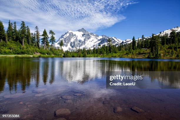 mount shuksan im sommer, wa, usa - mt shuksan stock-fotos und bilder