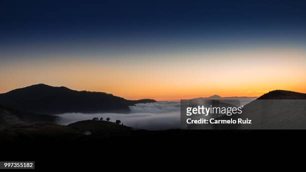 sea of clouds between islands - carmelo bildbanksfoton och bilder