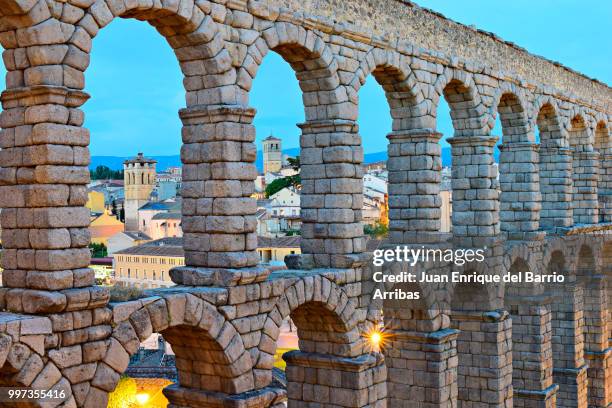 el acueducto de segovia - acueducto stock pictures, royalty-free photos & images