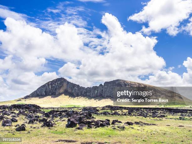 the rano raraku mountain - rano raraku stock-fotos und bilder