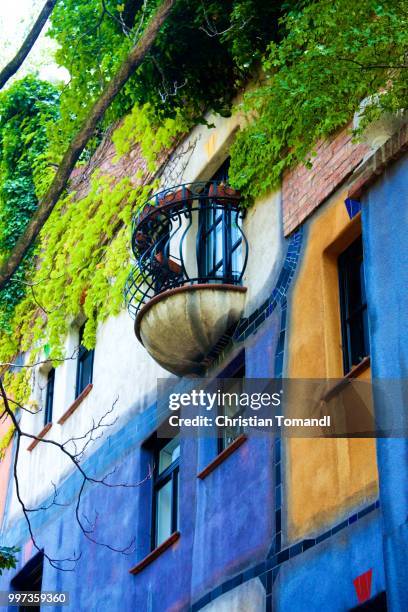 at hundertwasser haus - haus imagens e fotografias de stock