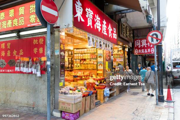 dried seafood street and tonic food street - sheung wan, hong kong - hong kong food imagens e fotografias de stock