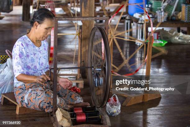 myanmar: lotus tecelagem - weaving - fotografias e filmes do acervo