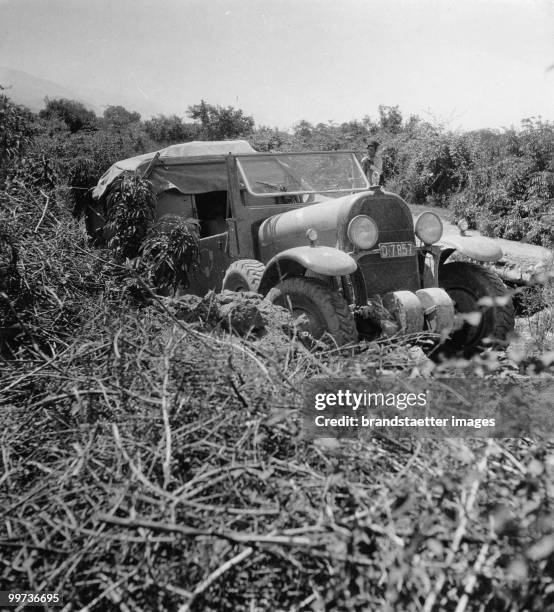 Orient Expedition of the Austrian Mr. Von Kummer: one of the expeditions cars got stuck on a steep road piece. Photograph around 1930.