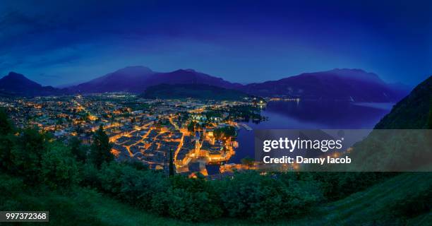 night time in riva del garda - riva del lago - fotografias e filmes do acervo