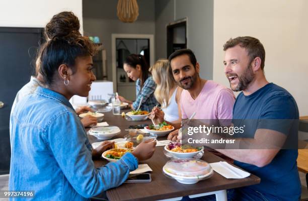 feliz grupo de personas comiendo en un restaurante - all australian dinner fotografías e imágenes de stock