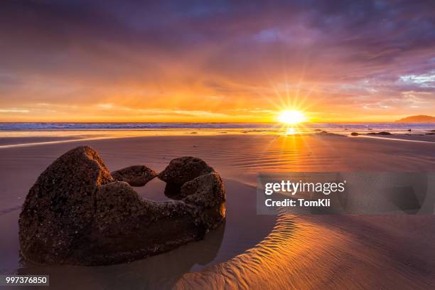 moeraki boulders - moeraki boulders stock pictures, royalty-free photos & images