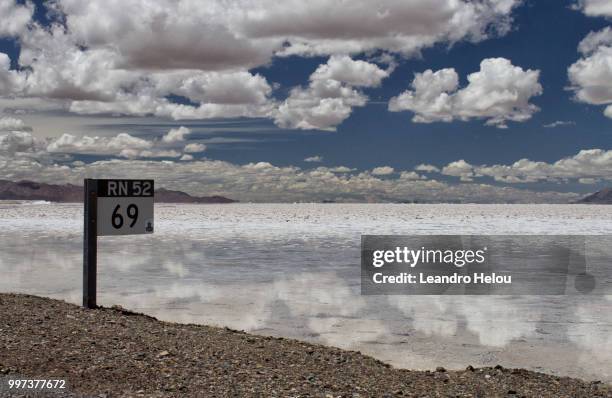 km 69, in salinas grandes, jujuy - salinas grandes stockfoto's en -beelden