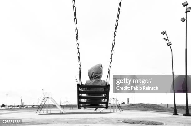 tocando el cielo con los pies... - cielo stock pictures, royalty-free photos & images