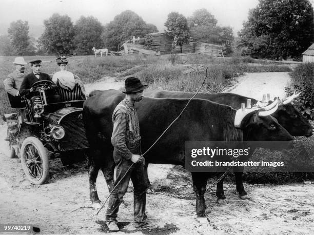 Car Breakdown. The picture shows a broken car, which is towed off by a team of oxen. Photograph. Around 1930. (Photo by Austrian Archives