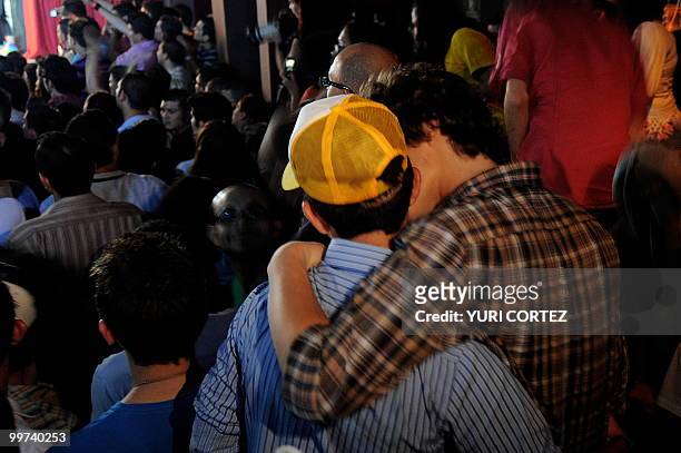 Gay couple kisses at "Bar Oh!!!" during an event called "Time of Revolution", in San Jose, Costa Rica, on May 15, 2010. AFP PHOTO/Yuri CORTEZ