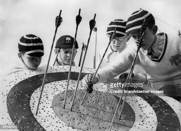 The boys of Belmont Preparatory School in Hassocks, Sussex, are taught archery. Photograph. England. 1937. (Photo by Austrian Archives