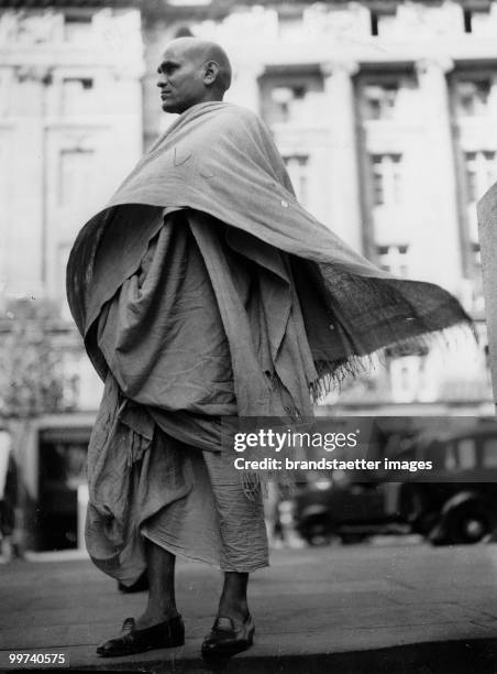 Swami Ajrandandji in the streets of London. The leader of the Indian Gari Yogis has come to Europe to talk to different head of states. Photograph....