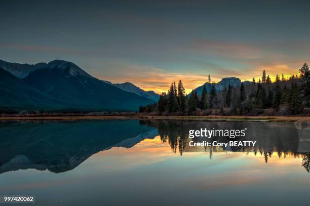 vermillion lakes sunset - ella beatty fotografías e imágenes de stock