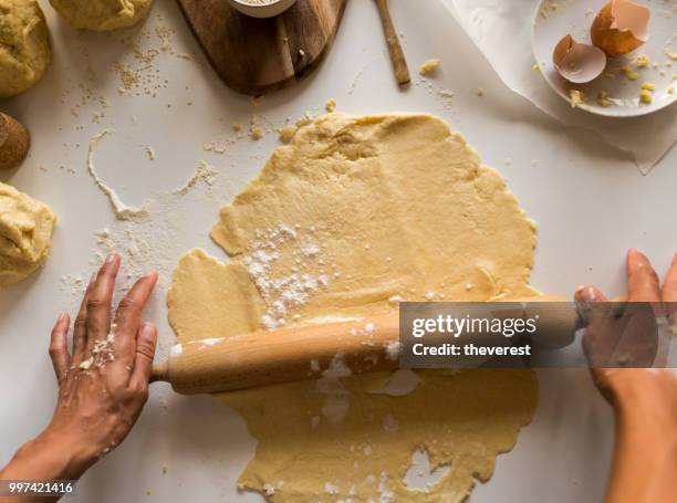 als u wilt uitstekende deeg gebruiken een deegroller - rollende keukens stockfoto's en -beelden