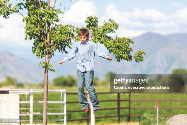 utah kinder spielen springen auf trampolin cowboy cowgirls western im freien und rodeo stampede roundup reiten pferde hüten vieh istock foto-shooting - istock stock-fotos und bilder