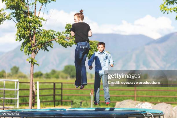 utah kinder spielen springen auf trampolin cowboy cowgirls western im freien und rodeo stampede roundup reiten pferde hüten vieh istock foto-shooting - istock stock-fotos und bilder