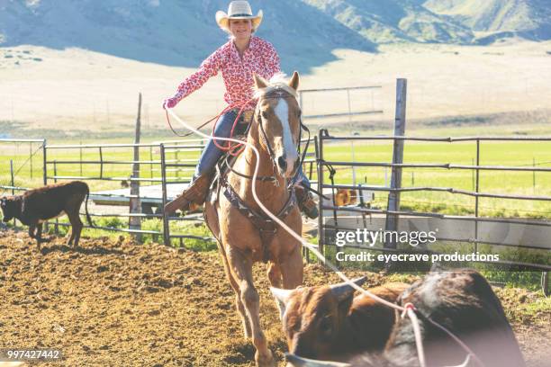 image de marque à sunrise utah cowboy cowgirl western en plein air et rodéo stampede roundup troupeaux à cheval - eyecrave photos et images de collection