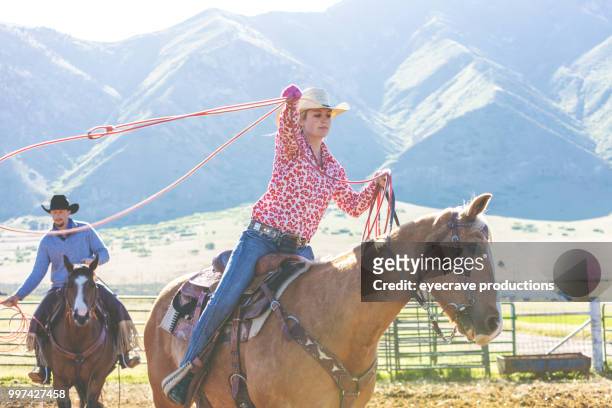 在日出猶他州牛仔女牛仔的品牌西部戶外和牛仔踩踏草牧馬放牧牲畜 - eyecrave 個照片及圖片檔