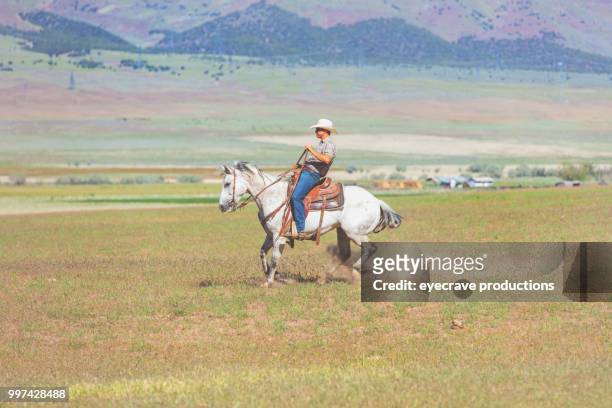 utah cowboy western sunrise à l’extérieur et rodéo stampede roundup équitation chevaux élevage de bétail - eyecrave photos et images de collection