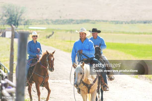 utah cowboys western im freien und rodeo stampede roundup reitpferde vieh hüten - eyecrave stock-fotos und bilder