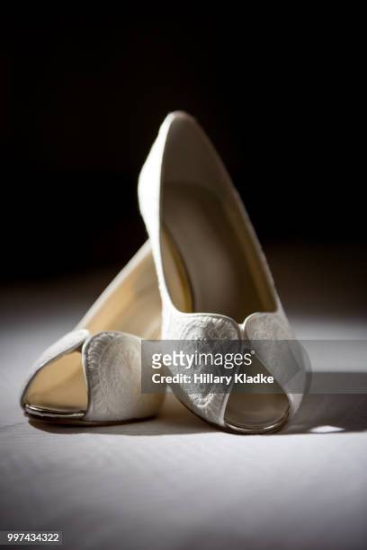 white women's dress up shoes - sapato aberto na frente sapato - fotografias e filmes do acervo