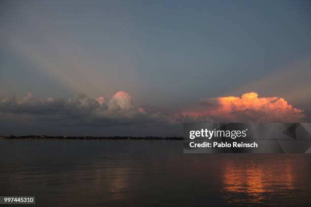 un tranquilo atardecer... - atardecer stockfoto's en -beelden