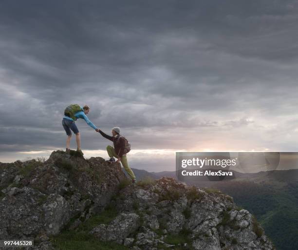 een helpende hand - reiken stockfoto's en -beelden