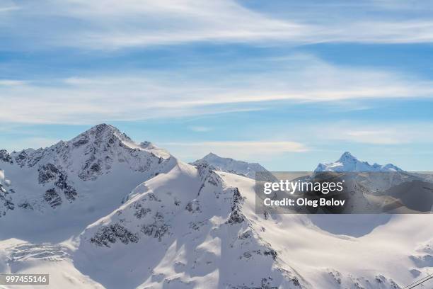 snowed mountain peaks in the caucasus in anticipation of skiers - snowed in 個照片及圖片檔