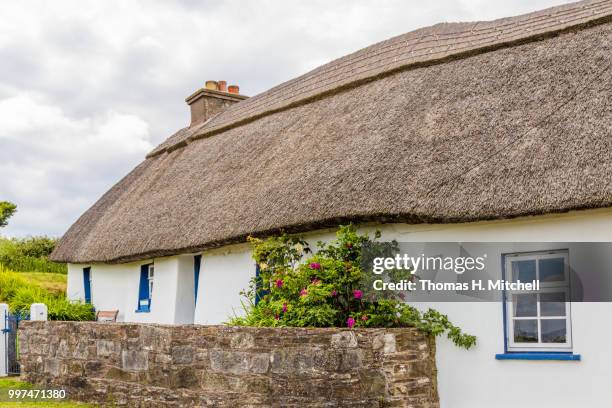 republic of ireland-coke county-thatched roof house - かやぶき屋根 ストックフォトと画像