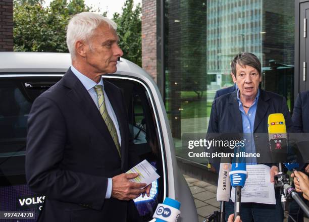 Dpatop - Matthias Müller, the CEO of Volkswagen AG, and German environment minister Barbara Hendricks talk to journalists outside the Volkswagen...