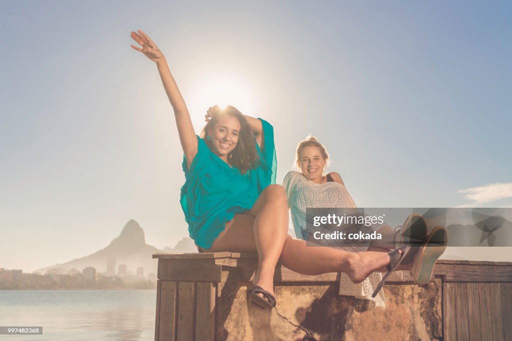Zwei junge Freundinnen in Rio De Janeiro
