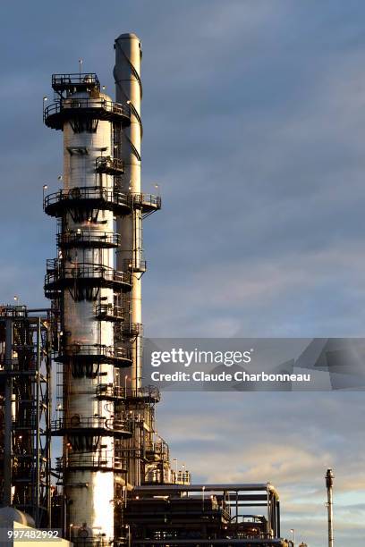 industrial age - distillation tower stock pictures, royalty-free photos & images