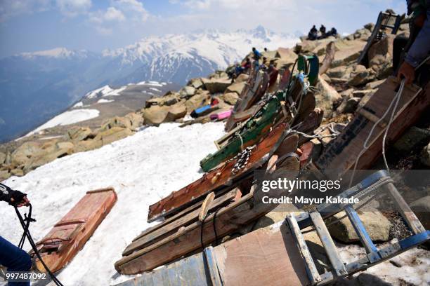 sladge parked in gulmarg, kashmir - baramulla district stockfoto's en -beelden