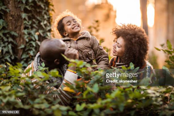 glückliche afroamerikanische familie einen tag im park genießen. - skynesher stock-fotos und bilder