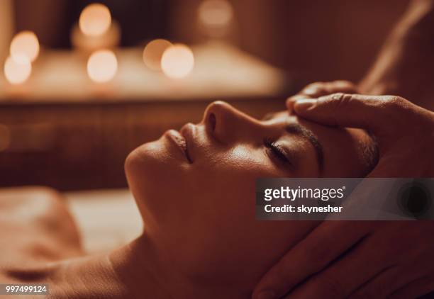 nahaufnahme einer frau mit kopf massage im spa. - skynesher stock-fotos und bilder