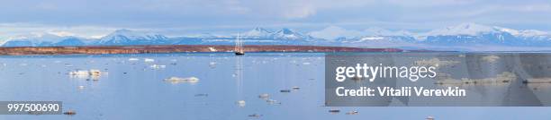 ice floes glacier venernbreen. about. svalbard. panorama - svalbard y jan mayen fotografías e imágenes de stock