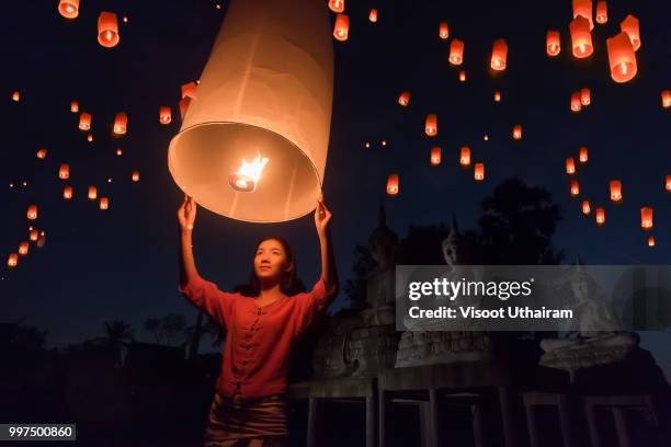 women release khom loi, the sky lanterns during yi peng or loi krathong festival - loi krathong stockfoto's en -beelden