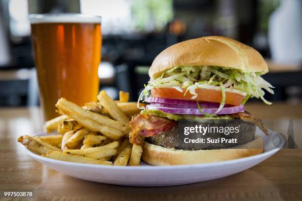 burger and a beer - suzi pratt fotografías e imágenes de stock