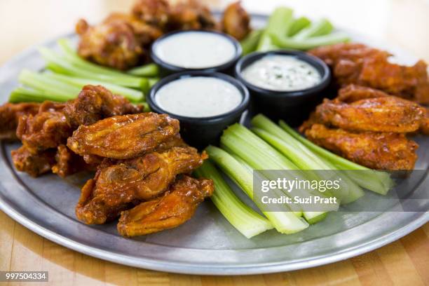 hot wings - suzi pratt fotografías e imágenes de stock