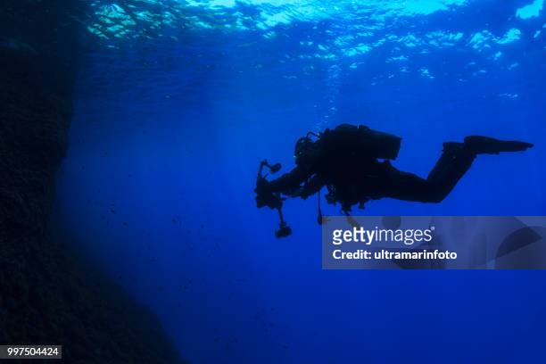 unterwasser, unterwasser fotograf technisches tauchen taucher erkunden und genießen das meeresleben wasser sport techdive scuba diver sicht - taucherperspektive stock-fotos und bilder