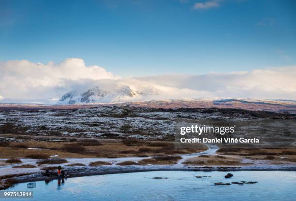 snow covered mountains in iceland in the winter, thingvellir national park. - daniel viñé garcia stock-fotos und bilder