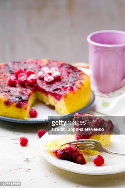 upside down  raspberry cake - cooling down stock-fotos und bilder