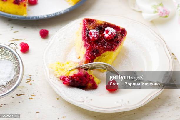 upside down raspberry cake - upside down cake stock pictures, royalty-free photos & images