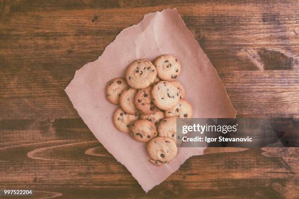 tasty homemade chocolate chip cookies - tasty chocolate stock pictures, royalty-free photos & images