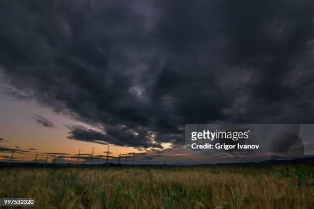 beautiful stormy sky over fields in bulgaria - grigor stockfoto's en -beelden