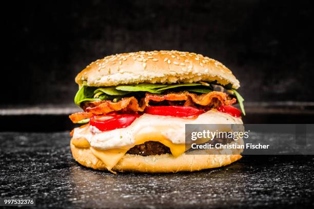 burger with fried bacon - bacon burger stock pictures, royalty-free photos & images