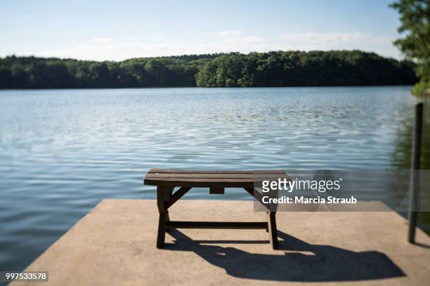 a seat on the water's edge - marcia stockfoto's en -beelden