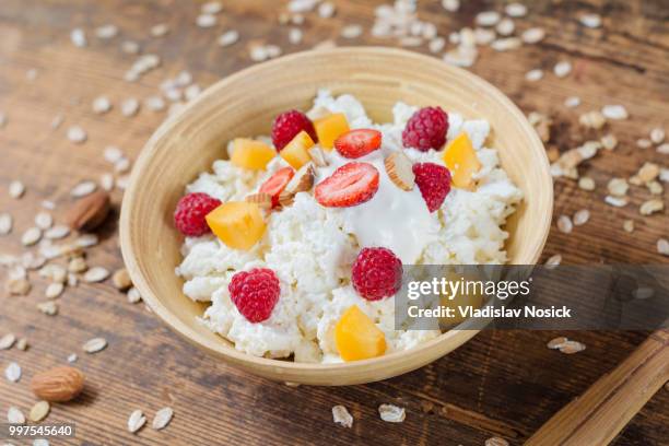 quark with summer fruits and berries - quark stockfoto's en -beelden